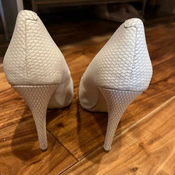 EUC! BCBGeneration White Snake Heels 7.5 - Picture 3 of 5